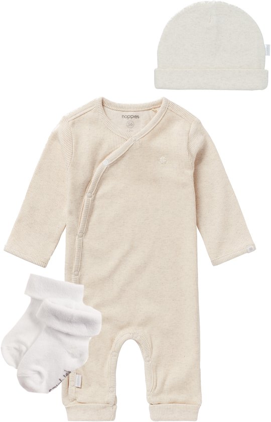 Set van een beige gebreid boxpakje, bijpassend mutsje en witte sokjes.