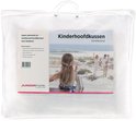 Verpakking van een kinderhoofdkussen met een print van een familie op het strand.