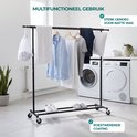 Zwart kledingrek in een wasruimte met handdoeken, kleding en wasmachines. Sterk genoeg voor natte was, met roestwerende coating.