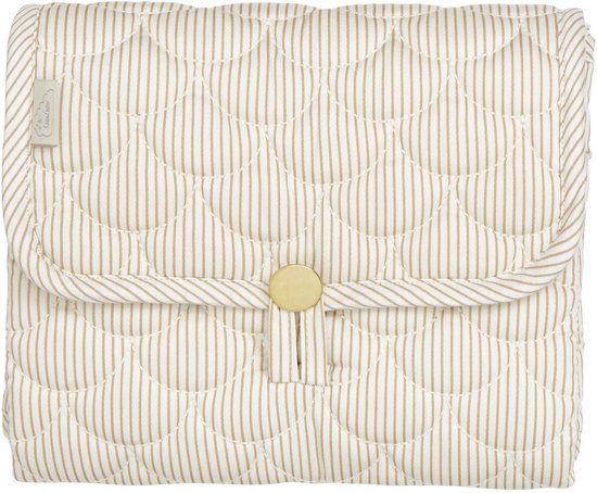 Opgevouwen, bruin, gewatteerd verschoonmatje met schelpjesmotief en taupe streepjes, gesloten met een gouden knoop.