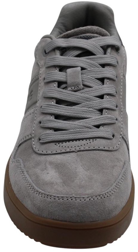 Voorkant grijze suède sneaker met bruine zool en veters.