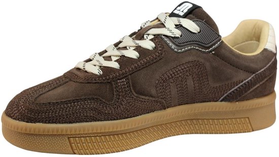 Zijkant van een bruine suède sneaker met beige veters en gestructureerde details.