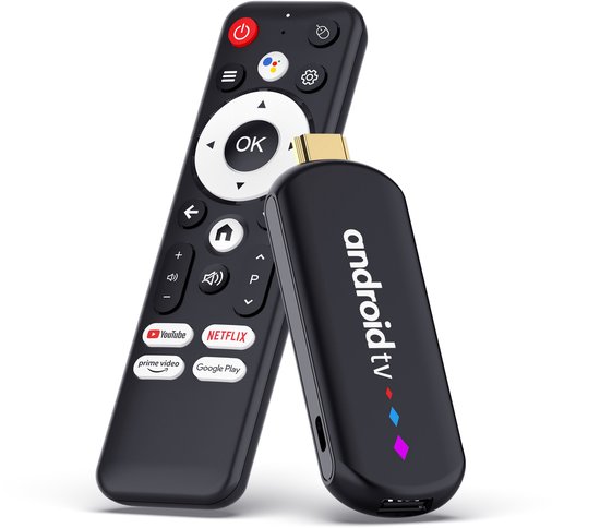 Zwarte Android TV stick met 'android tv' logo naast een zwarte afstandsbediening met Netflix en YouTube logo's.