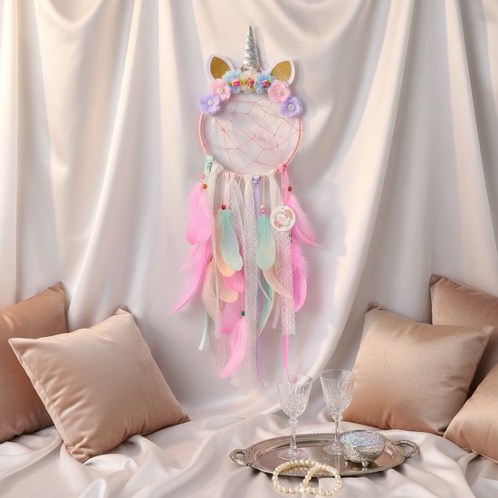 Roze dromenvanger met unicornhoorn, oren, bloemen, kwastjes, linten en veren in pastelkleuren.