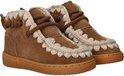 Paar bruine suède veterboots met crème gehaakte rand en crème voering. Zijkant met veter en ringen. De zolen zijn bruin.