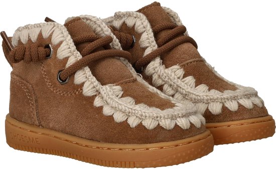 Paar bruine suède veterboots met crème gehaakte rand en crème voering. Zijkant met veter en ringen. De zolen zijn bruin.