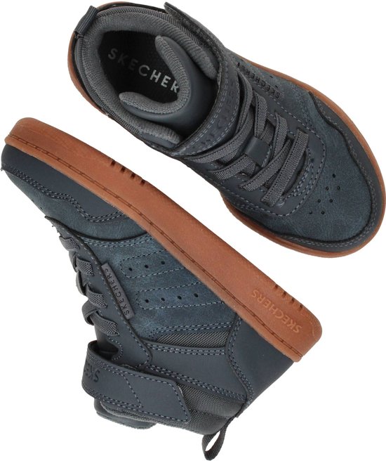 Grijze Skechers veterboots met bruine zolen, van bovenaf gezien.