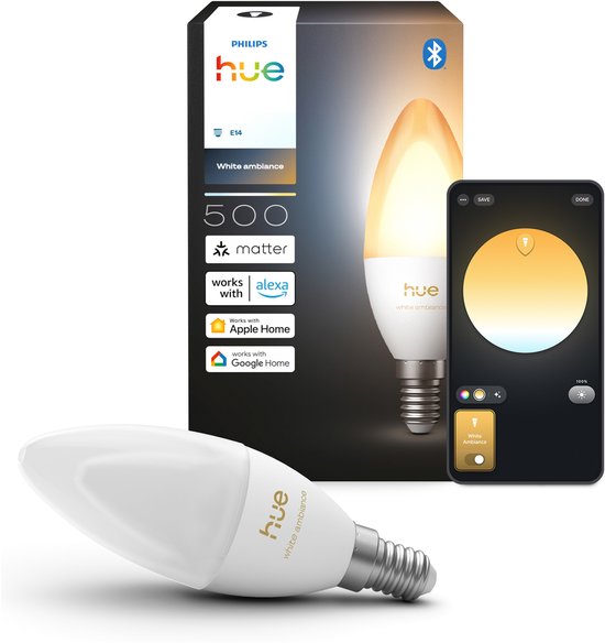 Philips Hue E14 kaarslamp met White Ambiance, op een witte achtergrond. Naast de lamp de verpakking en een smartphone met de Hue app.