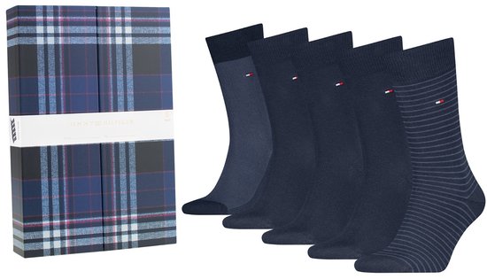 Boîte cadeau Tommy Hilfiger à carreaux et cinq paires de chaussettes bleu marine.