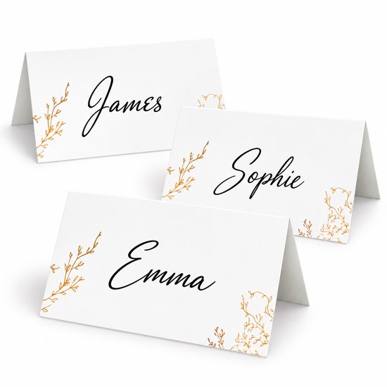 Drie witte naamkaartjes met gouden takjes en de namen James, Sophie en Emma in zwarte letters.