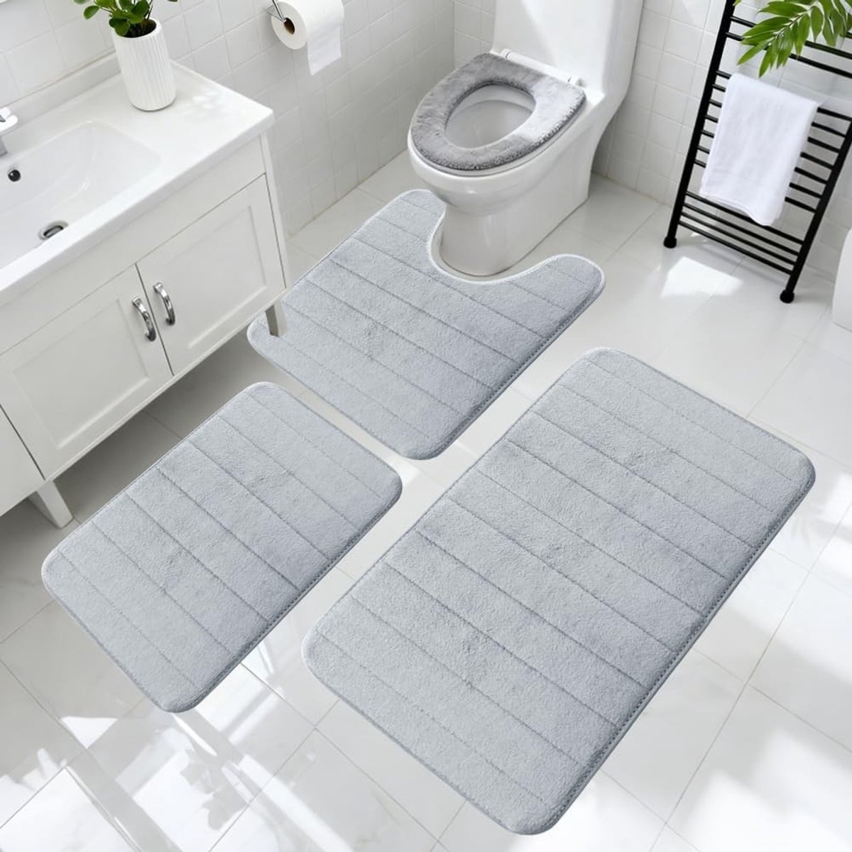 Comfortabele Badkamer Tapijt Set met Geheugenfoam - Antislip, Wasbare Badmatten voor Douche en Toilet - Luxe en Modern Ontwerp in Lichtgrijs