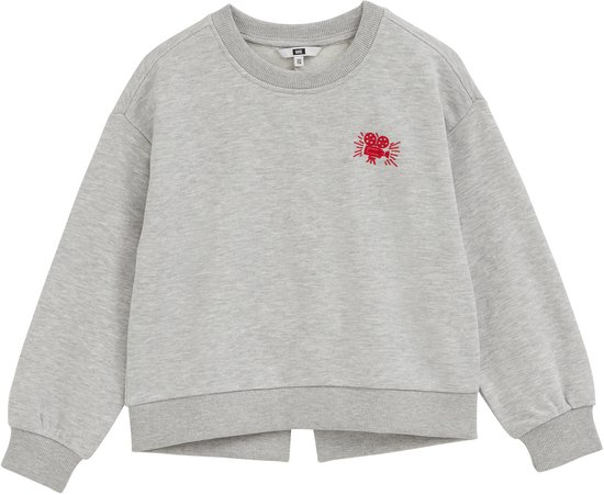 Lichtgrijze sweater met rode geborduurde filmcamera op de borst en split aan de achterkant.