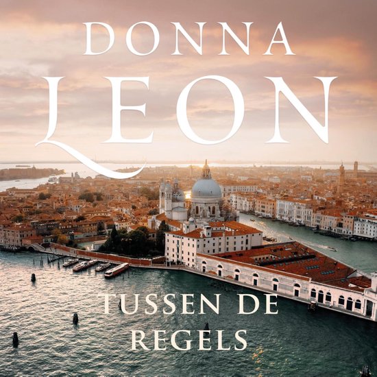 Couverture du livre "Tussen de regels" par Donna Leon, avec une vue panoramique de Venise au coucher du soleil.