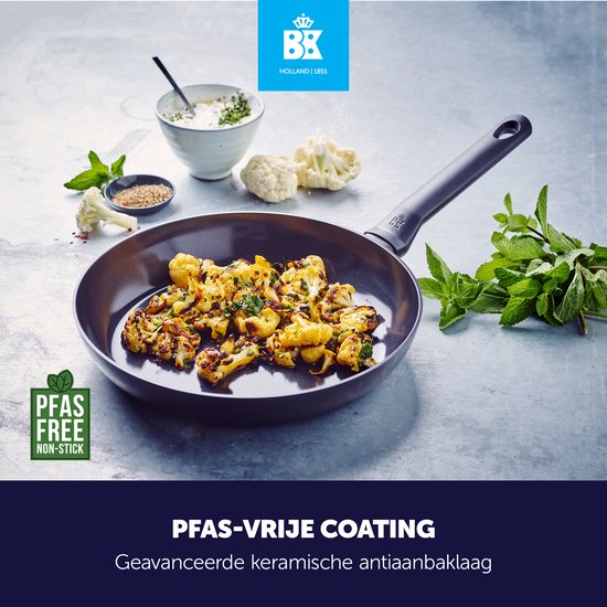 Zwarte koekenpan met geroosterde bloemkool, kruiden, citroen en een groen 'PFAS FREE NON-STICK' label.