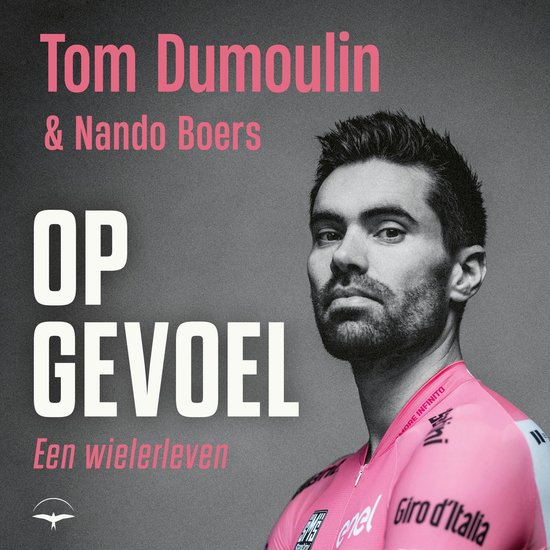 Portret van wielrenner Tom Dumoulin in roze wieleroutfit, met tekst 'Tom Dumoulin & Nando Boers OP GEVOEL Een wielerleven'.
