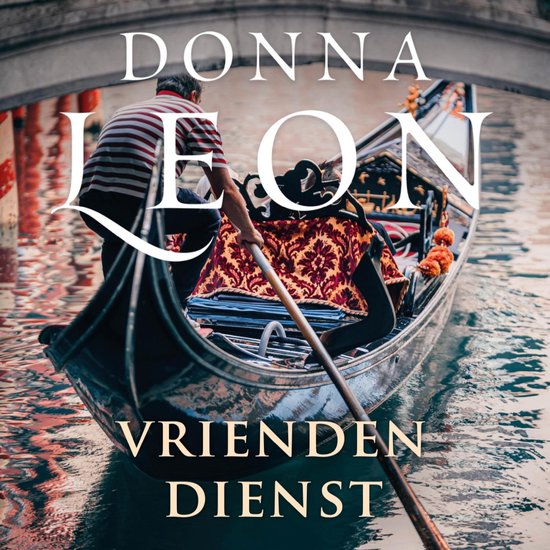 Gondolier en chemise à rayures dirige une gondole avec un tissu rouge richement décoré, Donna Leon Vriendendienst