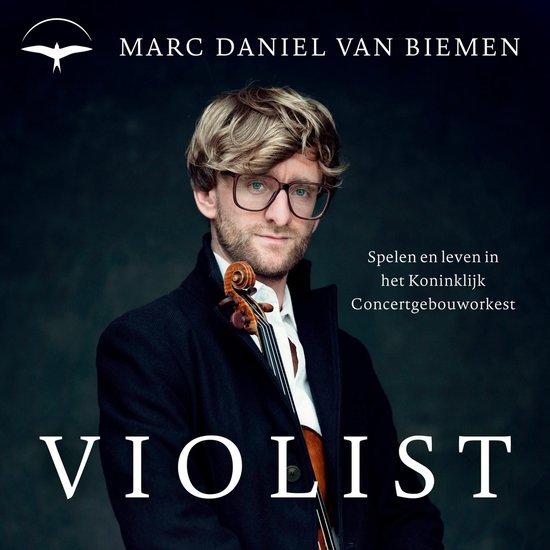 Violist Marc Daniel van Bemen met viool, draagt een donkere jas en bril. Tekst: Spelen en leven in het Koninklijk Concertgebouworkest.
