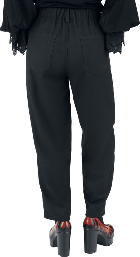Achterkant van een zwarte broek met twee steekzakken en een wijde pasvorm.