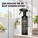 Een schone douche met een fles BLINKT Oranje Aanslag Reiniger.