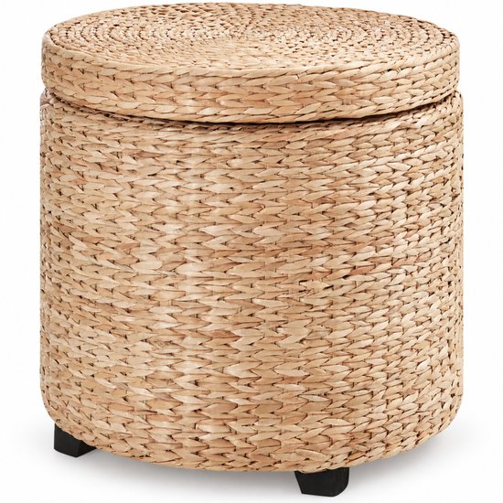 Rieten opbergkruk met deksel en zwarte pootjes, op witte achtergrond.