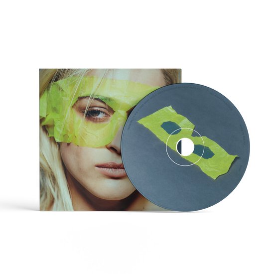 Bente cd-hoes met Bente met groen papier over haar ogen. Cd met groen papier patroon.