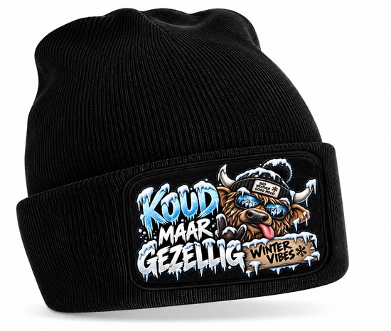 Zwarte gebreide muts met een illustratie van een Schotse hooglander met zonnebril en tekst 'Koud maar gezellig'.