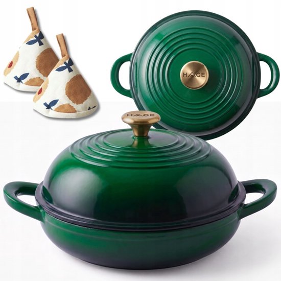 Donkergroene gietijzeren pan met deksel en gouden knop, twee bijpassende pannenlappen met bruine stippen en blauwe kruisjes.