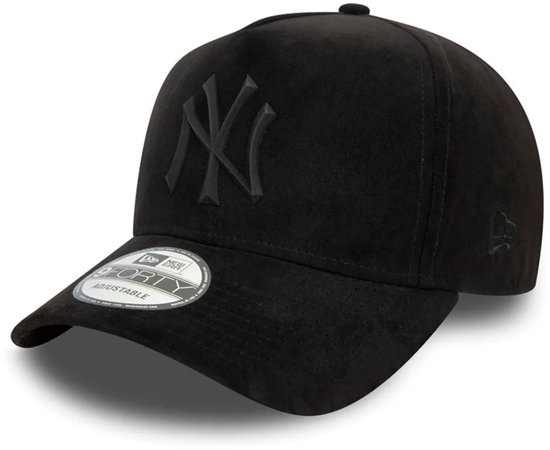 Zwarte New Era pet van imitatie-suède met NY Yankees-logo en 9FORTY-sticker op de klep.
