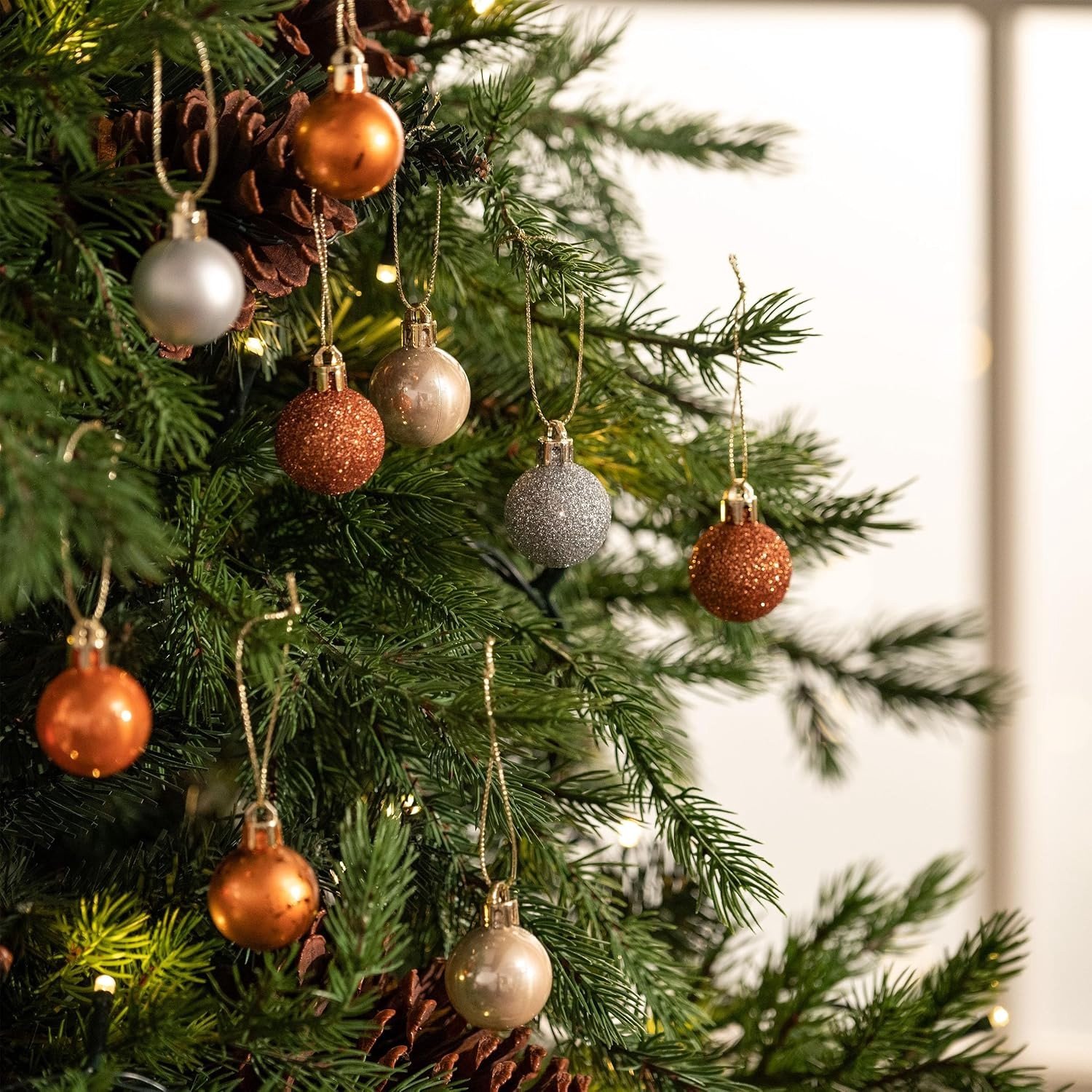 Kerstballen Set van 49 Stuks, 3cm Goud, Koper en Zilver, Versieringen voor de Kerstboom, Matt en Glanzend met Sequins in Kartonnen Verpakking