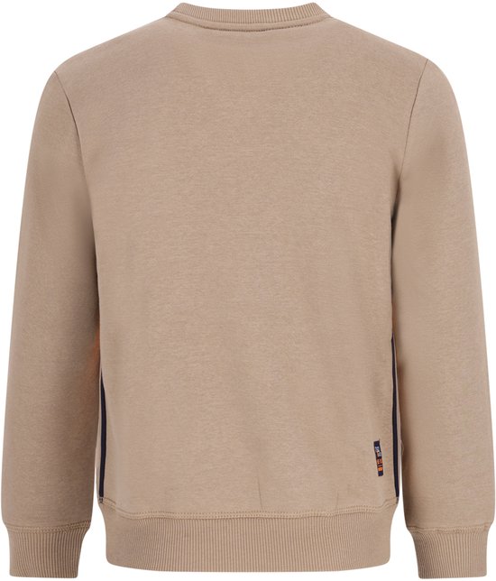 Achterkant van een beige sweater met ribgebreide boorden en een klein merklabel bij de zoom.