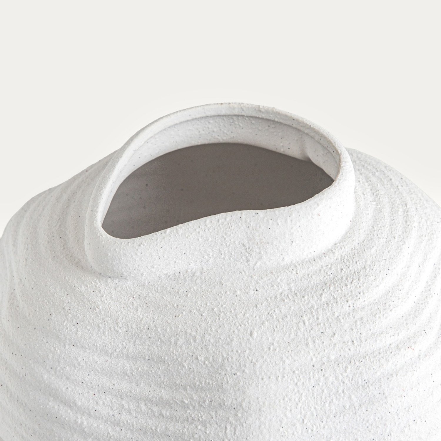 Homla Vaas | VIREO | bolvormig, onregelmatig gevormd keramiek | 24 x 17 cm | 779268 Wit