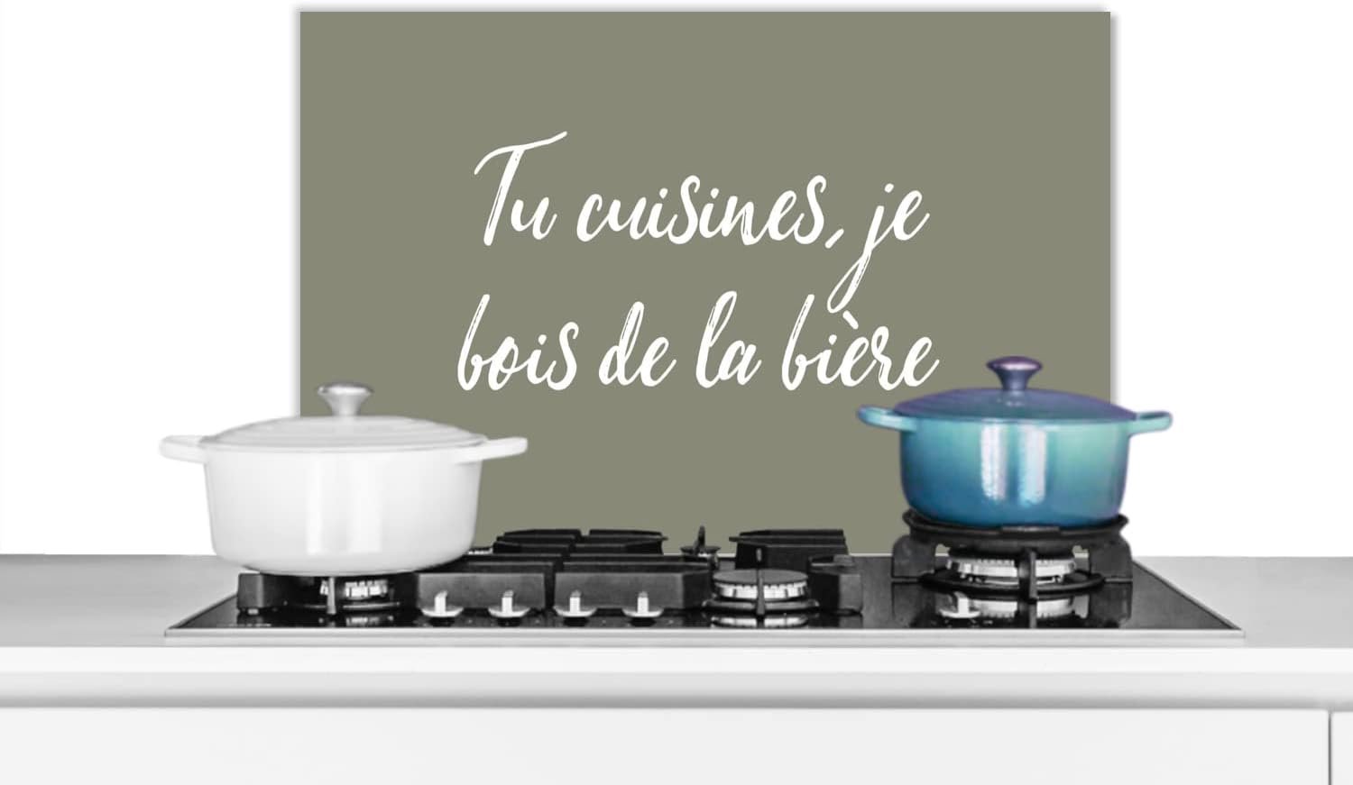 Spatscherm Keuken - 70x50 cm - Quote - Tu cuisines, je bois de la bière - Spreuken - Olijfgroen