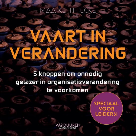 Boekomslag 'Vaart in verandering' met veel zwarte lichtschakelaars en oranje tekst over organisatieverandering.