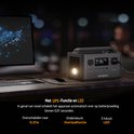 Draagbaar powerstation aangesloten op een computer, met ingebouwde LED-verlichting tijdens nachtelijk gebruik.