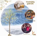 Verlichte berkenboom in een besneeuwd landschap met voorbeelden voor binnen, commercieel en feestgebruik.