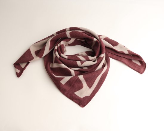 Bordeauxrode en beige bandana van imitatiezijde met een geometrisch logo-motief, gevouwen in een driehoek.