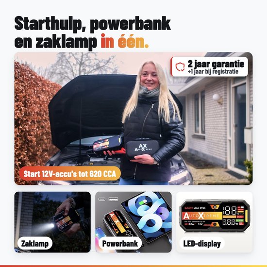 Vrouw houdt een AutoXtreme starthulp vast voor een auto; ook te zien als zaklamp, powerbank en met LED-display.