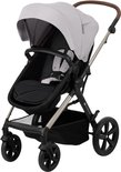 Lichtgrijze Kinderkraft wandelwagen met zwart frame, veiligheidsgordels en bruin handvat.
