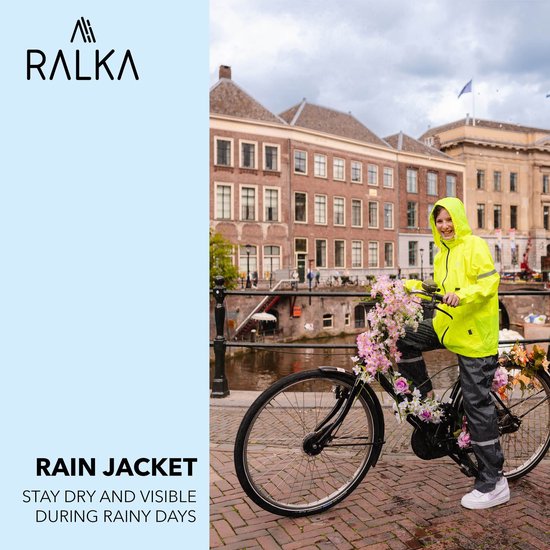 Kind in een felgele Ralka regenjas op een met bloemen versierde fiets langs een gracht.