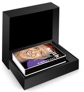 Een boek getiteld 'Facing Keith' van Eric J. Coolen, gepresenteerd in een luxe zwarte geschenkdoos.