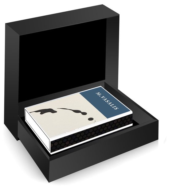 Een klein boekje met M. VASALIS omslag in een luxe zwarte geschenkdoos met honingraatpatroon aan de zijkant.