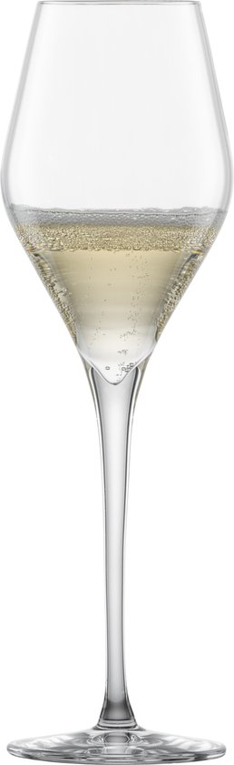 Slank, elegant champagneglas met een trechtervormige kelk gevuld met sprankelende champagne tegen een witte achtergrond.