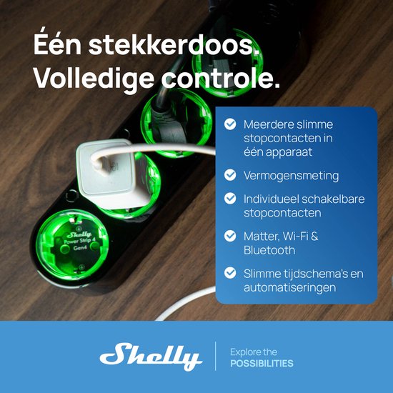 Zwarte Shelly Power Strip Gen4 met vier individueel schakelbare, groen verlichte stopcontacten en bijbehorende app-functies.