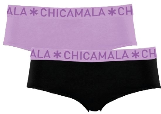 Twee meisjesonderbroeken, een paarse en een zwarte, met een elastische band met het opschrift Chicamala.
