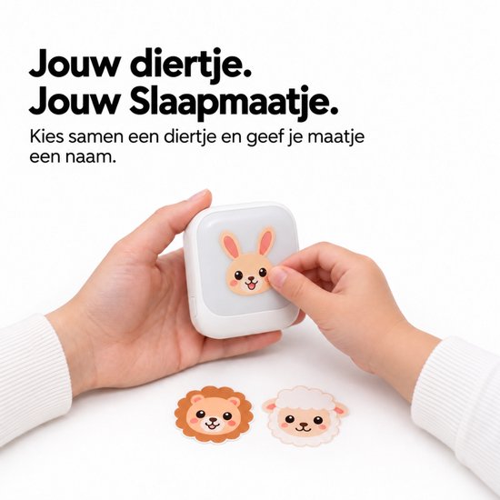 Handen die een konijnensticker op een wit vierkant nachtlampje plakken, met leeuw- en schaapstickers ernaast.