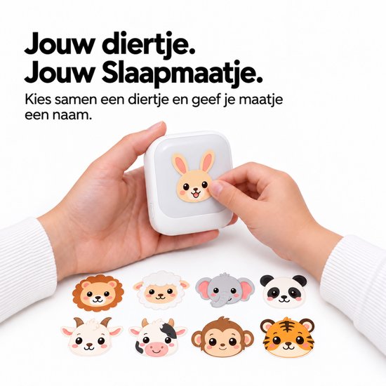 Kinderhanden plakken een konijnensticker op een wit nachtlampje, met diverse andere dierenstickers onderaan.