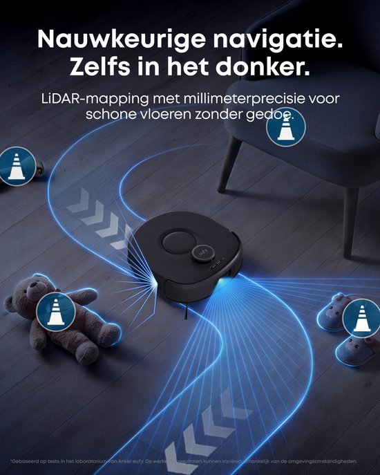 Zwarte robotstofzuiger navigeert met LiDAR-precisie door een donkere kamer met speelgoed en meubels.