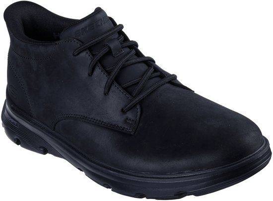 Zwarte hoge veterschoen met veters en een platte zool. De schoen heeft een gestroomlijnd design.
