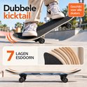 Close-up van een skateboard met dubbele kicktail. Tekst 'Dubbele kicktail' en '7 Lagen esdoorn'.