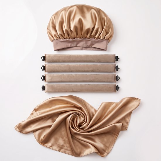 Gouden satijnen slaapmuts, vier beige haarrollers met clips en een gedrapeerde satijnen sjaal op een witte achtergrond.